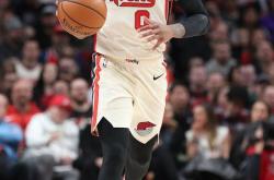 体育直播-福建队鏖战湖人，利拉德状态火热