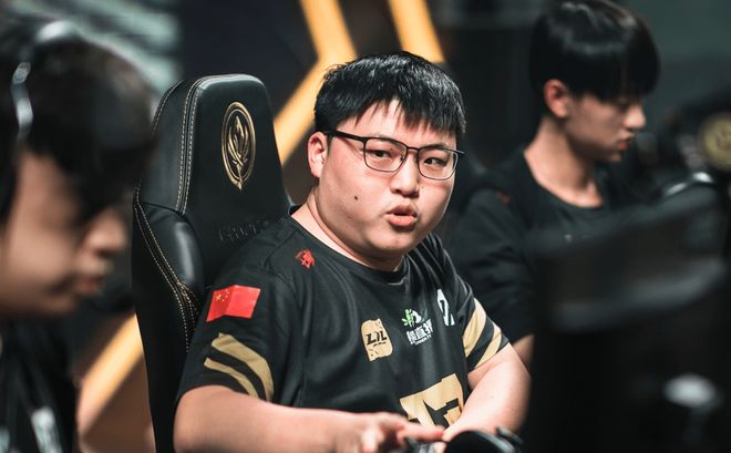 关于RNG力克CLG,Uzi线上压制力十足鏖战多局四强赛,让粉丝疯狂欢呼的信息 关于RNG力克CLG,Uzi线上压制力十足鏖战多局四强赛,让粉丝疯狂欢呼的信息